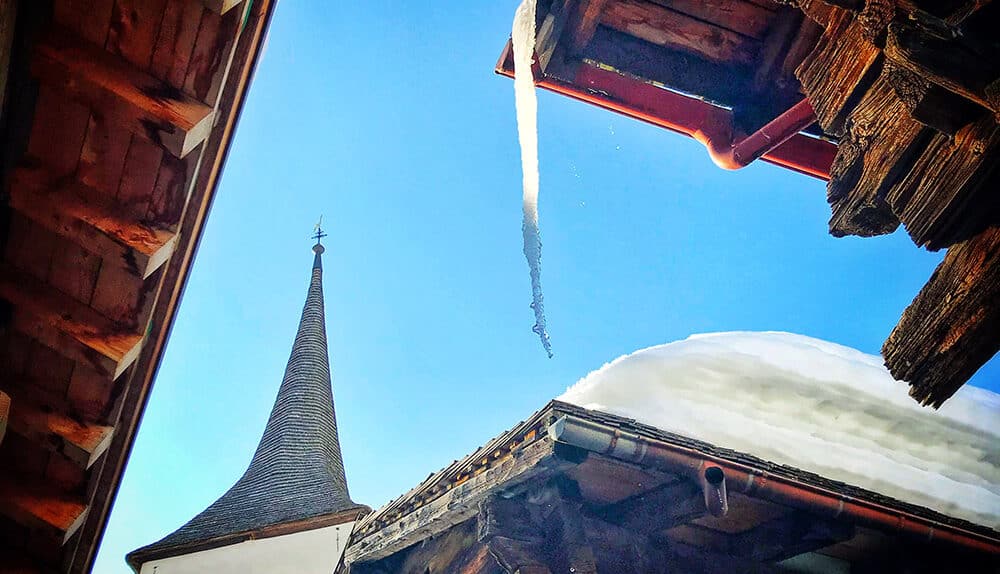 Bellwald im Schnee, mit Kirche